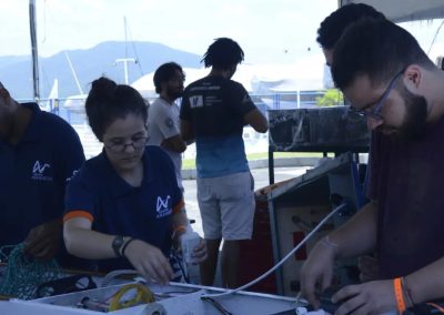 Equipe trabalhando no protótipo do barco